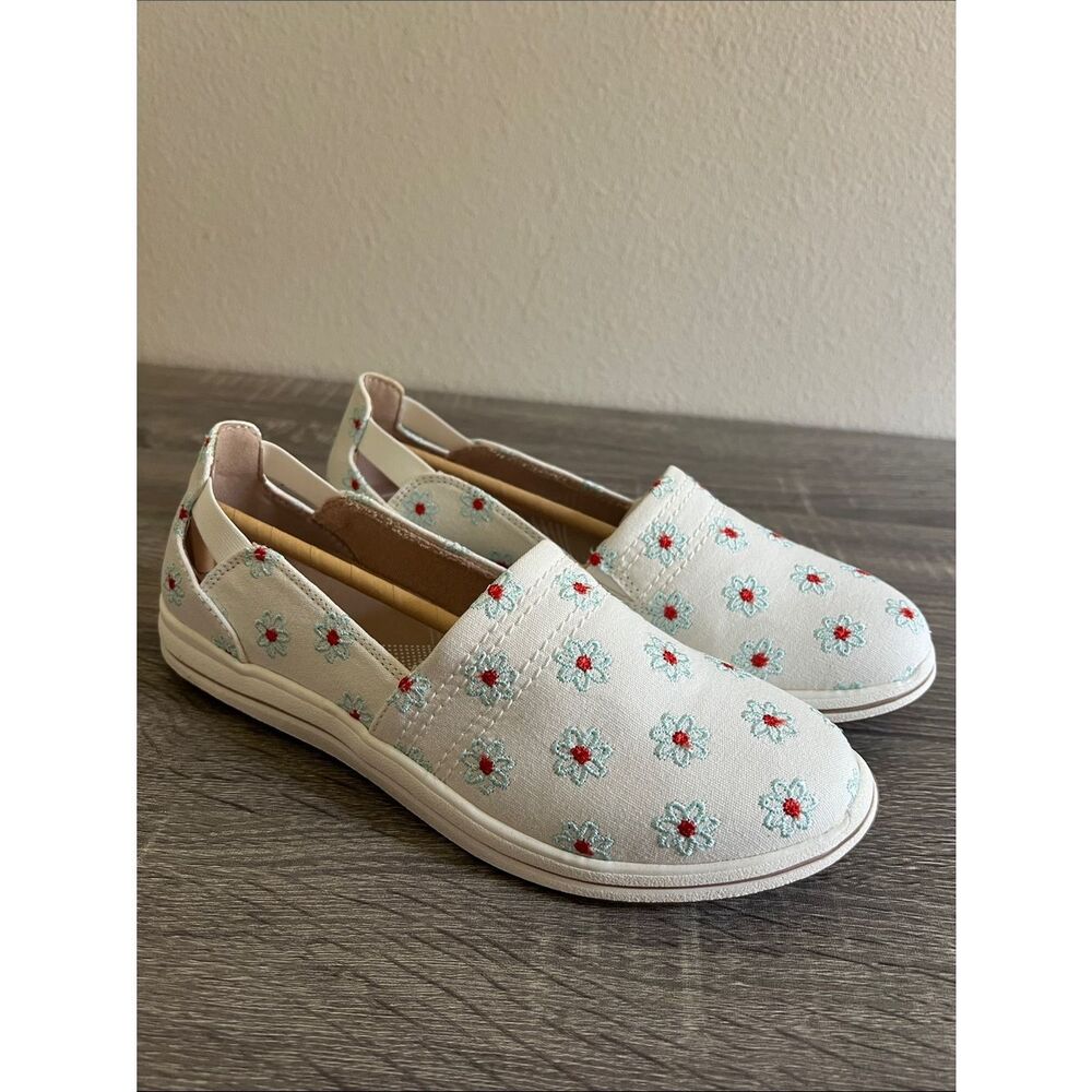 New Clarks Cloudsteppers Daisy Embroidered Slip On Sneakers Comfort Shoes 7.5M